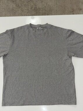 Uniqlo Men's Heather Gray Short Sleeve Tee